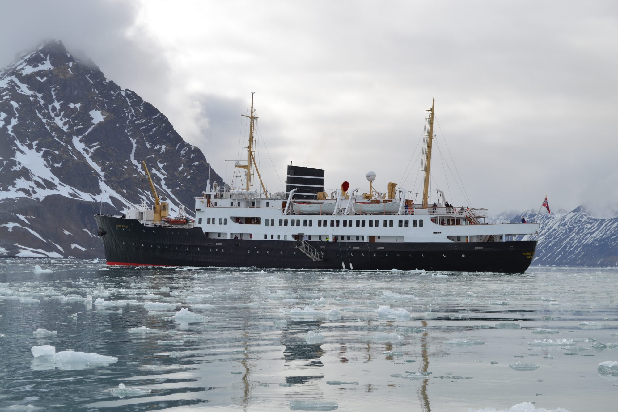 MS Nordstjernen off a glacier front